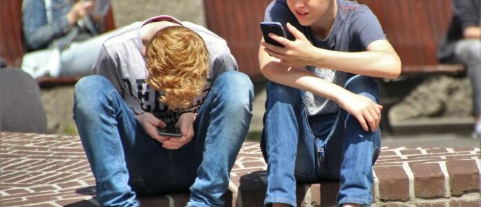 Τι συμβαίνει στους εφήβους που είναι «κολλημένοι» στα κινητά τους τηλέφωνα;